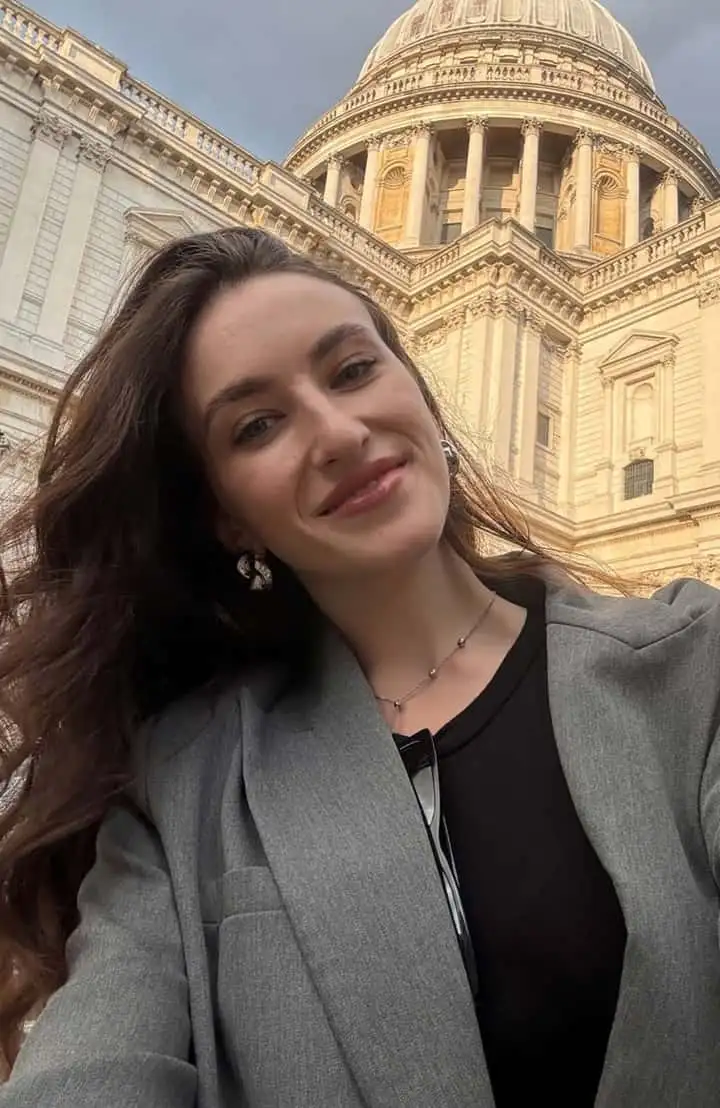 Дівчина робить селфі на фоні Капітолію у Вашингтоні.
